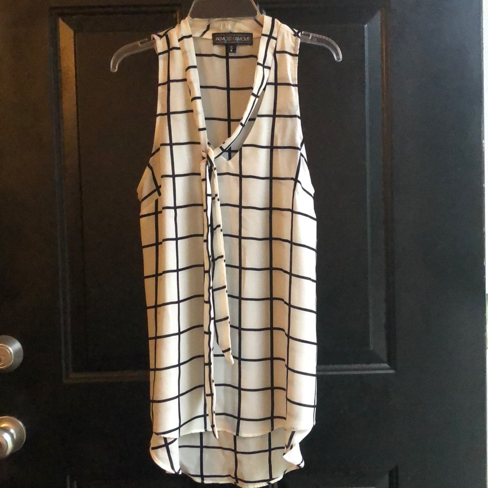 Tank with tie
